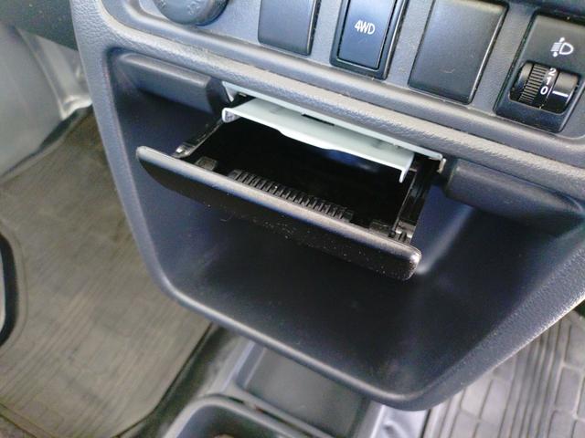 キャリイトラック ＫＣスペシャル　ワンオーナー　禁煙車　修復歴無　パートタイム４ＷＤ　５ＭＴ　パワーウインドー　キーレスエントリー　ＣＤ　ラジオ　ＵＳＢ　ＳＤカード　ＡＵＸ　大型アングルポスト　エアコン　パワステ（26枚目）