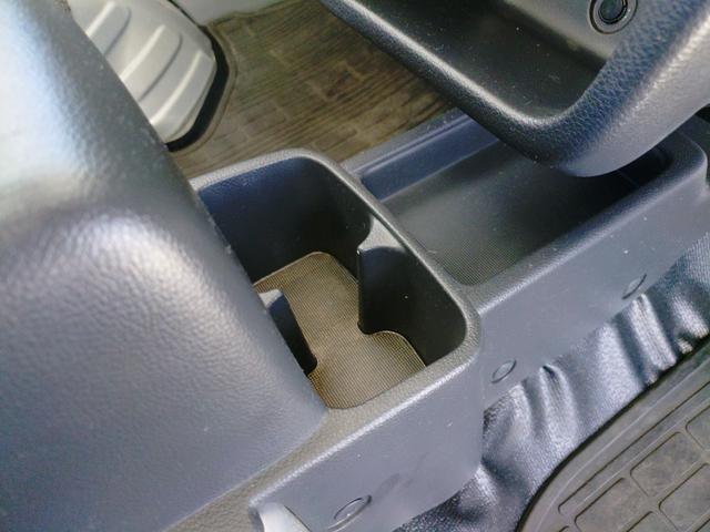 キャリイトラック ＫＣスペシャル　ワンオーナー　禁煙車　修復歴無　パートタイム４ＷＤ　５ＭＴ　パワーウインドー　キーレスエントリー　ＣＤ　ラジオ　ＵＳＢ　ＳＤカード　ＡＵＸ　大型アングルポスト　エアコン　パワステ（27枚目）