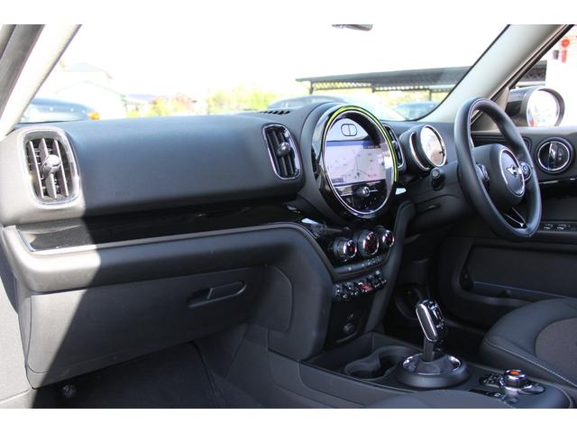 MINI クーパーD クロスオーバー ワンオーナー 禁煙車 純正ナビバックカメラ ハンズフリーパワーバックドア アクティブクルコン ユニオンジャックテール LEDヘッドランプ コンフォートアクセス(4枚目)