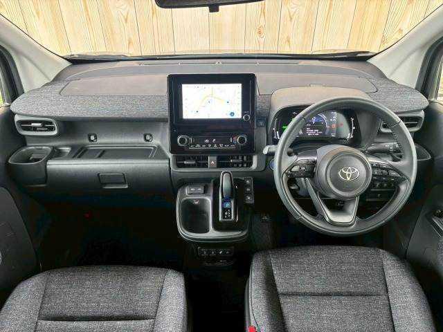 シエンタ ハイブリッドＺ　ワンオーナー　禁煙　トヨタチームメイト　全周囲カメラ　１０．５インチナビ　純正１５インチアルミ　シートヒーター　フルセグ　ブラインドスポットモニター　パーキングアシスト　１５００Ｗコンセント　ＥＴＣ（3枚目）