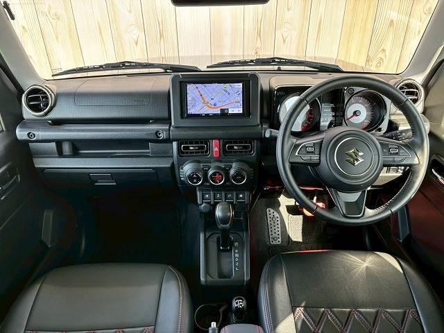 ジムニー XC 2本出しマフラー 社外テール 革調シートカバー メッキグリル 衝突軽減 レーンキープ クルーズコントロール LED スマートキー プッシュスタート ETC ドライブレコーダー シートヒーター(4枚目)