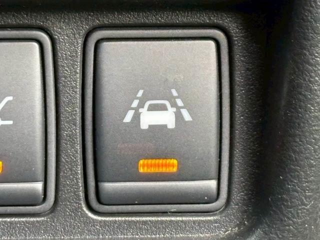 【レーンキープ】走行車線の逸脱を教えてくれる機能。走行時に、クルマが車線から外れていることをカメラが検知すると、ステアリングを微振動させてドライバーに警告します。