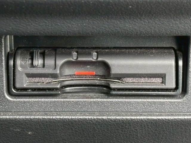 【ＥＴＣ車載器】を装備しておりますので、ご納車直後からの遠距離ドライブも可能です。土日の利用料金の割引や、朝夕の通行料金を割引料金で高速道路をお楽しみいただけます。