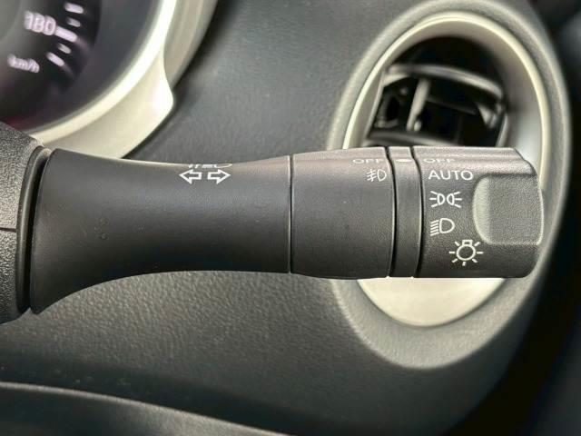 【オートライト】を搭載しております。トンネル走行時や暗くなると自動でヘッドライトが点灯します。