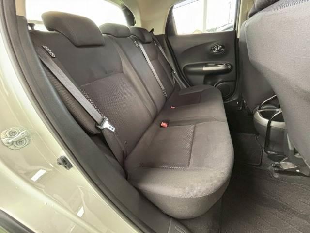 後部座席も気になるようなキズ・汚れやへたり等、大きなダメージはなく、良好な状態です。