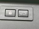 【電動リアゲート】ボタンひとつで大きなゲートも簡単に開閉可能です。高級車ならではの装備は嬉しいですね。