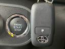 【スマートキー・プッシュスタート】キーを身につけている状態なら、ドアに付いているスイッチを押すだけで、ドアロックの開閉ができる機能。エンジン始動も便利です。