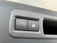 【電動リアゲート】が装備されております。ボタン１つで簡単開閉が可能です。運転席にも操作スイッチが付いています。 6