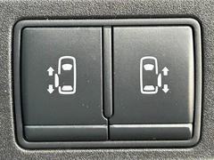 【両側電動スライドドア】運転席よりボタンひとつで開閉可能なスライドドアです。雨の日のお迎えの時など様々な場面で非常に便利ですよね♪ 6