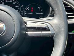 【レーダークルーズコントロール】装備車両です。レーダーやカメラを使って前を走るクルマの状況を検知して速度を調整してくれます。遠距離ドライブの高速道路などでは大活躍で疲労軽減に役立ちます。 5