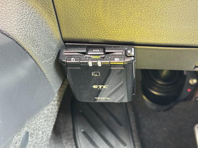 ハイラックス Ｚ　ＧＲスポーツ　純正８インチＤＡ　ハードトノカバー　パノラミックビューモニター　ＧＲサイドステップ　ＧＲドレスアップマフラー　ベッドライナー　赤キャリパー　パワーシート　ＥＴＣ　リアデフロック　トランスファー切替（5枚目）