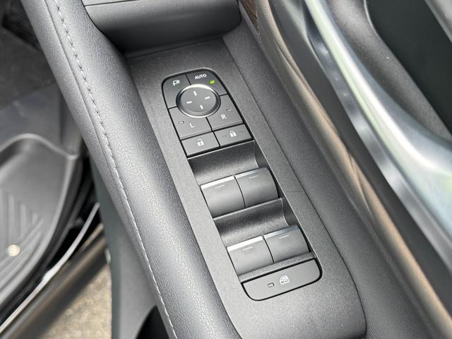 TOYOTA ALPHARD HYBRID EXECUTIVE LOUNGE