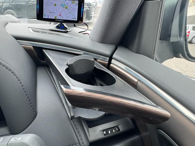 TOYOTA ALPHARD HYBRID EXECUTIVE LOUNGE