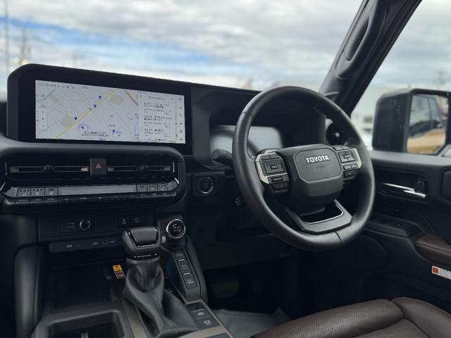ランドクルーザー250 ZX JBLサウンド 丸目ヘッドライト ムーンルーフ ルーフレール パノラミックビューモニター フルセグTV 純正12.3型ナビ デジタルインナーミラー シートエアコン 電動格納サードシート ワイヤレス充電(34枚目)