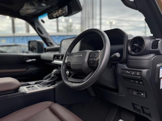 ランドクルーザー250 ZX JBLサウンド 丸目ヘッドライト ムーンルーフ ルーフレール パノラミックビューモニター フルセグTV 純正12.3型ナビ デジタルインナーミラー シートエアコン 電動格納サードシート ワイヤレス充電(35枚目)