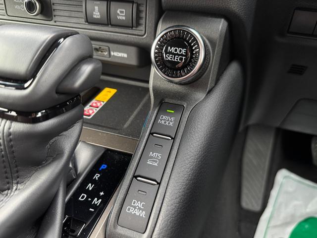 ランドクルーザー250 ZX JBLサウンド 丸目ヘッドライト ムーンルーフ ルーフレール パノラミックビューモニター フルセグTV 純正12.3型ナビ デジタルインナーミラー シートエアコン 電動格納サードシート ワイヤレス充電(52枚目)