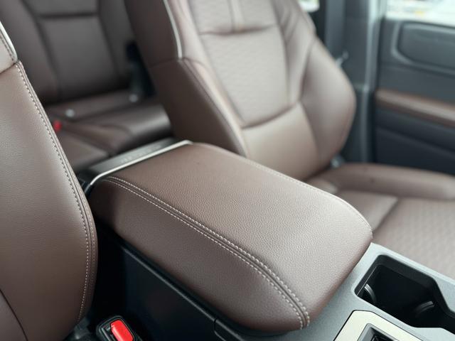 ランドクルーザー250 ZX JBLサウンド 丸目ヘッドライト ムーンルーフ ルーフレール パノラミックビューモニター フルセグTV 純正12.3型ナビ デジタルインナーミラー シートエアコン 電動格納サードシート ワイヤレス充電(61枚目)