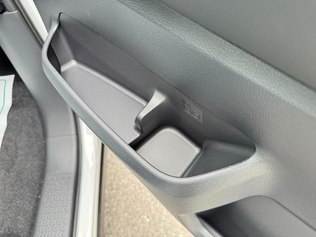 ヴォクシー ハイブリッドS-Z 快適利便パッケージ ユニバーサルステップ デジタルインナーミラー トヨタチームメイト アドバンストパーク パノラミックビューモニター ブラインドスポットモニター ヘッドアップディスプレイ ワンオーナー(32枚目)