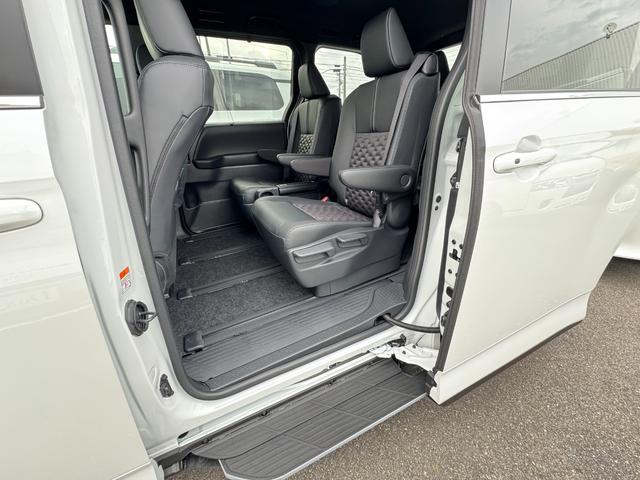 ヴォクシー ハイブリッドS-Z 快適利便パッケージ ユニバーサルステップ デジタルインナーミラー トヨタチームメイト アドバンストパーク パノラミックビューモニター ブラインドスポットモニター ヘッドアップディスプレイ ワンオーナー(65枚目)