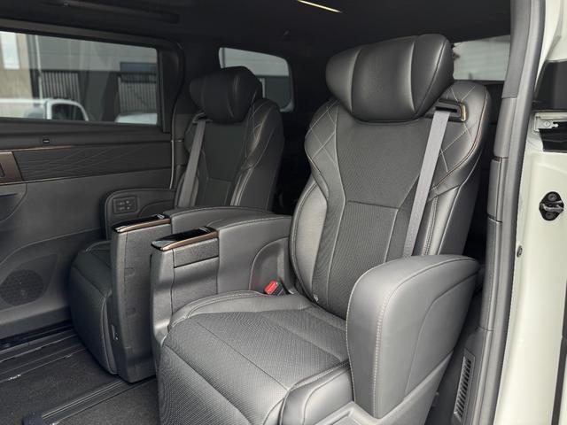 ヴェルファイアハイブリッド Ｚ　プレミア　１３．２型後席モニター　寒冷地　ＨＵＤ　デジタルインナーミラー　左右独立ムーンルーフ　パノラミックビューモニター　ブラインドスポットモニター　トヨタチームメイト　アドバンストパーク　スペアタイヤ（35枚目）