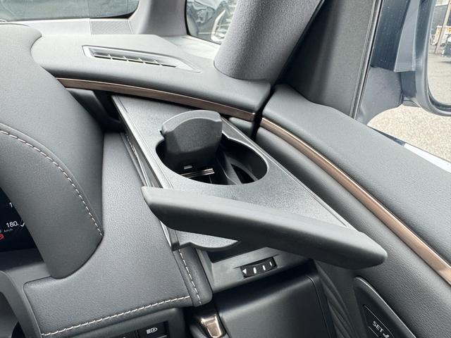 アルファード Ｚ　１３．２型有機ＥＬ後席モニター　デジタルインナーミラー　左右独立ムーンルーフ　パノラミックビューモニター　ブラインドスポットモニター　３眼ＬＥＤヘッドライト　両側パワースライドドア　１４インチＤＡ（57枚目）