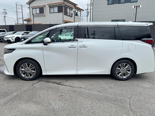 存在感と高級感を兼ね備えたデザインが特徴。力強いフロントマスクから、流麗なサイドラインまで、すべてが洗練されています。どの角度から見ても、その風格と優雅さが際立ち、乗るたびに特別な気分を演出できます！