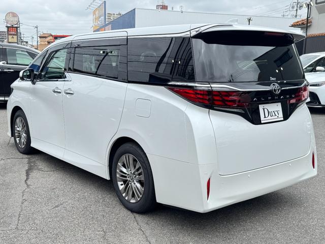 １３．２型有機ＥＬ後席モニター　デジタルインナーミラー　左右独立ムーンルーフ　パノラミックビューモニター　ブラインドスポットモニター　３眼ＬＥＤヘッド　両側パワースライドドア　１４インチディスプレイ