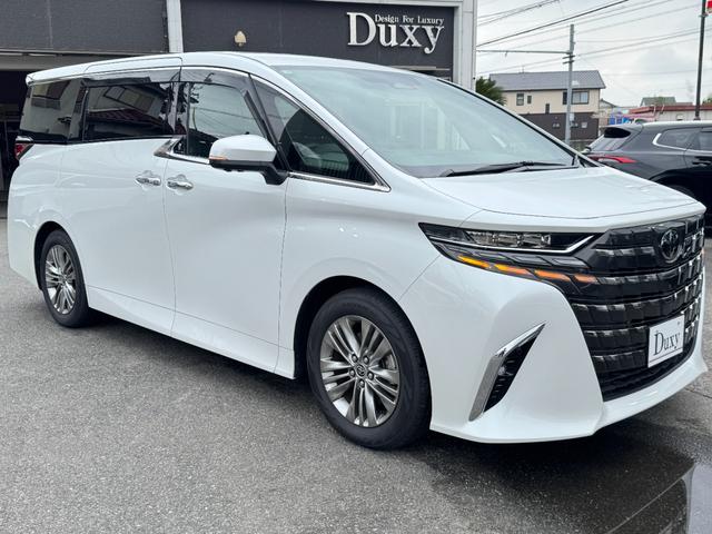 １３．２型有機ＥＬ後席モニター　デジタルインナーミラー　左右独立ムーンルーフ　パノラミックビューモニター　ブラインドスポットモニター　３眼ＬＥＤヘッド　両側パワースライドドア　１４インチディスプレイ