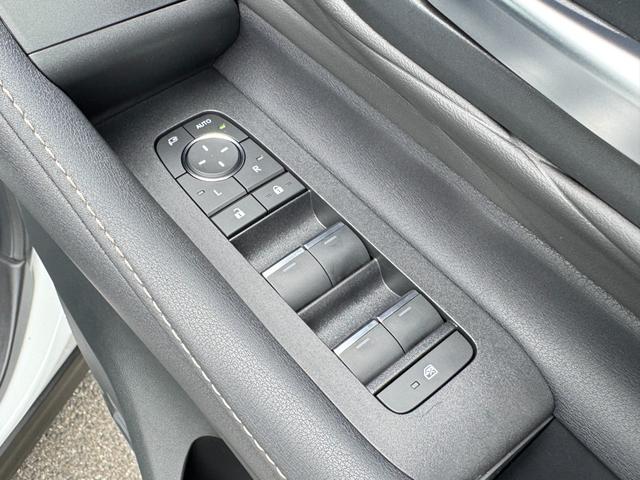 【パワーウィンドウ】全席オートパワーウィンドウを装備しております！一度ボタンを押し込むだけで、全開まで開閉が可能ですので、とっても便利な機能です！夜間はスイッチの部分が光りますので視認性もございます！