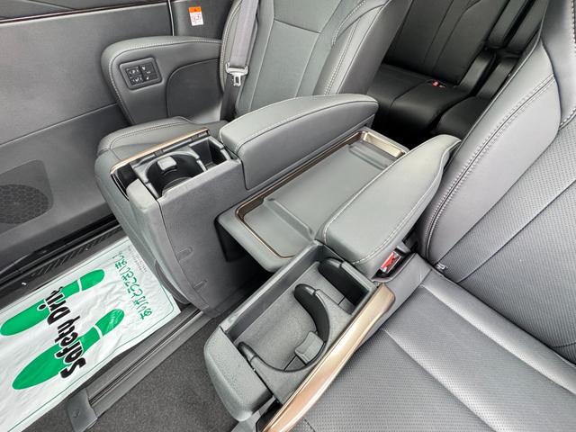 【ドリンクホルダー＆収納スペース】各部にドリンクホルダー＆小物置きが付いております☆ちょっとした荷物やスマートフォン等々は置き場に困りませんね♪是非Ｄｕｘｙ名古屋東店にご来店いただき見てみてください♪