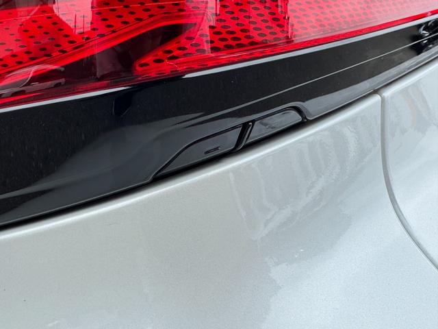 【電動リアゲート】ボタン一つでリアゲートの開閉が可能です！また、スマートキーにもボタンがございますので、遠距離からでも開閉が可能です！運転席からの操作でも開閉が可能となっております！ご体感ください！！