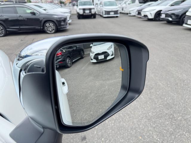 【ブラインドスポットモニター】ミラーに映らない死角に車両がいる場合、サイドミラーに設置されたマーカーが光って危険をお知らせします！他にも安全装置が多数装備されたおりますので、是非ご来店くださいませ！！