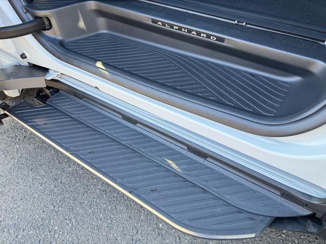 アルファード Ｚ　モデリスタエアロ　１３．２型有機ＥＬ後席モニター　ユニバーサルステップ　デジタルインナーミラー　左右独立ムーンルーフ　パノラミックビューモニター　ブラインドスポットモニター　ドライブレコーダー　ＡＨＳ（4枚目）