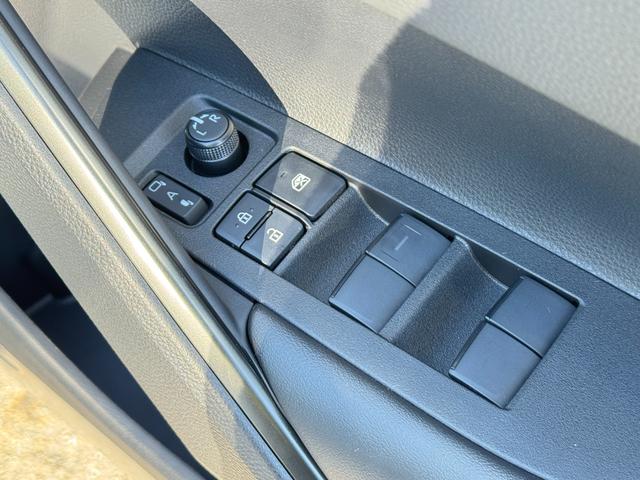 カローラクロス ハイブリッド　Ｚ　改後　パノラマルーフ　寒冷地仕様　パノラミックビューモニター　ブラインドスポットモニター　アドバンストパーク　ステアリングヒーター　１０．５インチディスプレイナビ　フルセグＴＶ　ドライブレコーダー（27枚目）