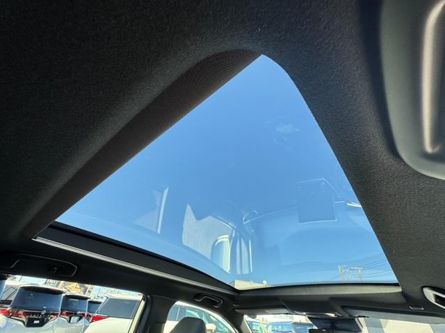 カローラクロス ハイブリッド　Ｚ　改後　パノラマルーフ　寒冷地仕様　パノラミックビューモニター　ブラインドスポットモニター　アドバンストパーク　ステアリングヒーター　１０．５インチディスプレイナビ　フルセグＴＶ　ドライブレコーダー（3枚目）