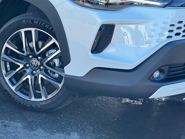 カローラクロス ハイブリッド　Ｚ　改後　パノラマルーフ　寒冷地仕様　パノラミックビューモニター　ブラインドスポットモニター　アドバンストパーク　ステアリングヒーター　１０．５インチディスプレイナビ　フルセグＴＶ　ドライブレコーダー（6枚目）