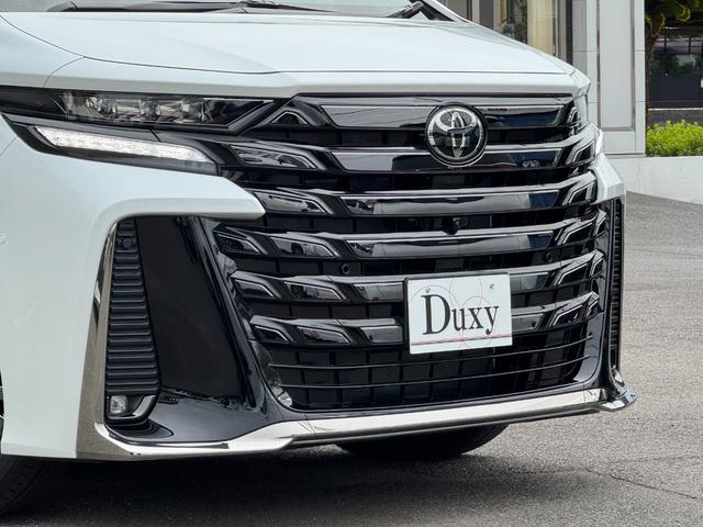 存在感と高級感を兼ね備えたデザインが特徴。力強いフロントマスクから、流麗なサイドラインまで、すべてが洗練されています。どの角度から見ても、その風格と優雅さが際立ち、乗るたびに特別な気分を演出できます！