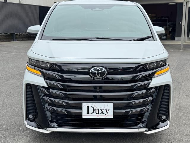 存在感と高級感を兼ね備えたデザインが特徴。力強いフロントマスクから、流麗なサイドラインまで、すべてが洗練されています。どの角度から見ても、その風格と優雅さが際立ち、乗るたびに特別な気分を演出できます！