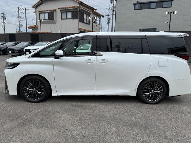 存在感と高級感を兼ね備えたデザインが特徴。力強いフロントマスクから、流麗なサイドラインまで、すべてが洗練されています。どの角度から見ても、その風格と優雅さが際立ち、乗るたびに特別な気分を演出できます！