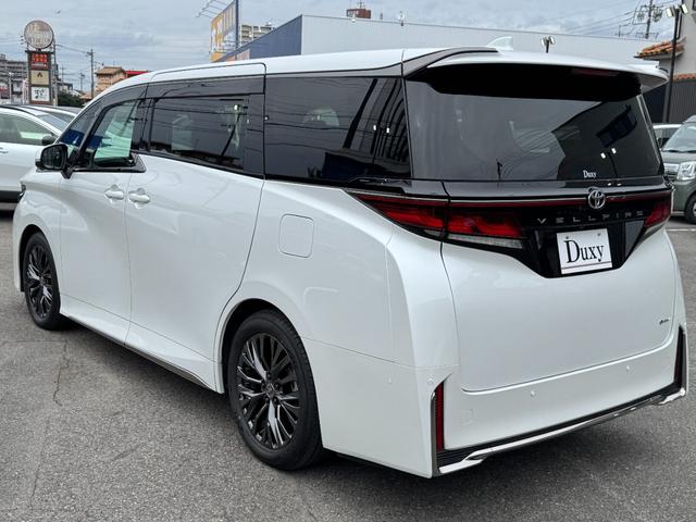 １３．２型有機ＥＬ後席モニター　ユニバーサルステップ　デジタルインナーミラー　ヘッドアップディスプレイ　１４インチディスプレイオーディオ　左右独立ムーンルーフ　ドラレコ前後　ブラインドスポットモニタ