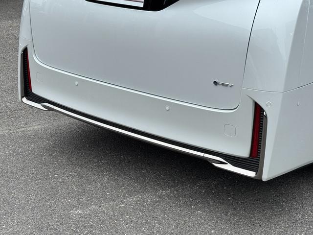 １３．２型有機ＥＬ後席モニター　ユニバーサルステップ　デジタルインナーミラー　ヘッドアップディスプレイ　１４インチディスプレイオーディオ　左右独立ムーンルーフ　ドラレコ前後　ブラインドスポットモニタ