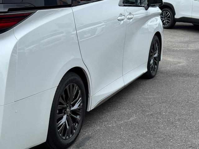 存在感と高級感を兼ね備えたデザインが特徴。力強いフロントマスクから、流麗なサイドラインまで、すべてが洗練されています。どの角度から見ても、その風格と優雅さが際立ち、乗るたびに特別な気分を演出できます！