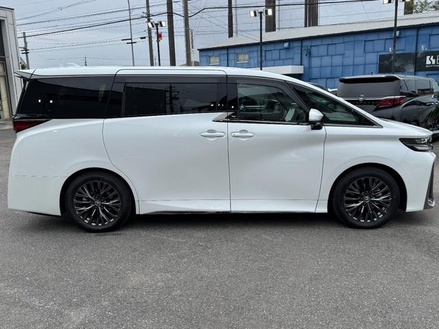 １３．２型有機ＥＬ後席モニター　ユニバーサルステップ　デジタルインナーミラー　ヘッドアップディスプレイ　１４インチディスプレイオーディオ　左右独立ムーンルーフ　ドラレコ前後　ブラインドスポットモニタ