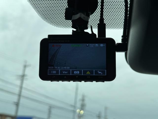 【ドライブレコーダー】今のご時世では必須となりましたドライブレコーダーを装備しております！もしもの時はお客様を守ってくれる頼もしい装備です。前後タイプの他に全周囲録画可能なものもご用意しております！！
