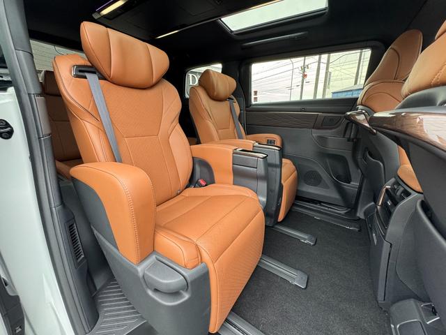 二列目のシートも状態良好です！！！広々としていて、足元のスペースも広く、快適にお乗りいただけます！！！また、当店では実際に乗っていただくことも可能ですので、実車に乗っていただき、ご体感くださいませ！！