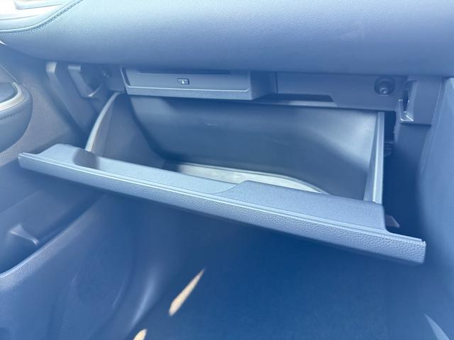 ヴォクシー ハイブリッドＳ－Ｚ　【即納！快適利便パッケージＨｉ】パノラミックビューモニター　アドバンストパーク　三眼ＬＥＤヘッドライト　パワーバックドア　ＣＤ／ＤＶＤデッキ　フルセグＴＶ　１０．５ＤＡＰｌｕｓ　ＨＤＭＩ　シートヒータ（62枚目）