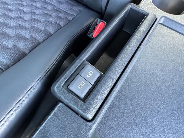 ヴォクシー ハイブリッドＳ－Ｚ　【即納！快適利便パッケージＨｉ】パノラミックビューモニター　アドバンストパーク　三眼ＬＥＤヘッドライト　パワーバックドア　ＣＤ／ＤＶＤデッキ　フルセグＴＶ　１０．５ＤＡＰｌｕｓ　ＨＤＭＩ　シートヒータ（70枚目）