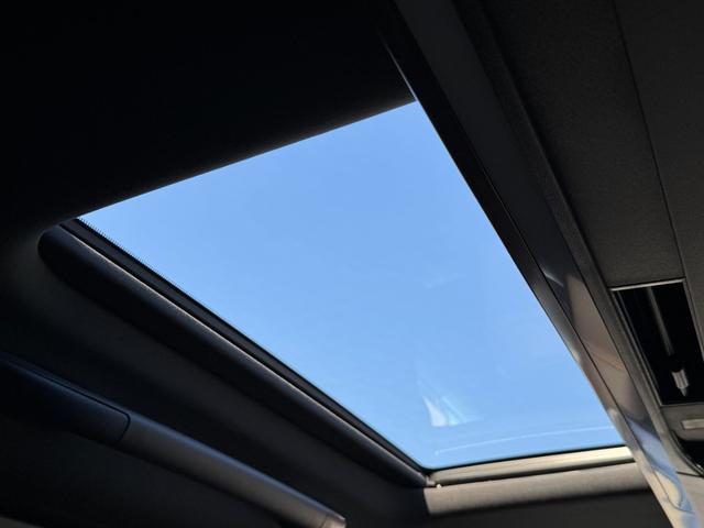 ヴェルファイアハイブリッド Ｚ　プレミア　１３．２型後席モニター　ユニバーサルステップ　左右独立ムーンルーフ　パノラミックビューモニター　トヨタチームメイト　アドバンストパーク　ブラインドスポットモニター　１４インチナビ　　８ｃｈスピーカー（4枚目）