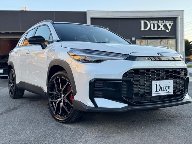 カローラクロス ＧＲスポーツ　登録済未使用車　電動リアゲート　パノラマルーフ　アダプティブハイビーム　ＧＲ専用レッドキャリパー　パノラミックビューモニター　ＢＳＭ　ハンドルヒーター　ナノイーＸ　　アルミペダル　純正１９ＡＷ（8枚目）