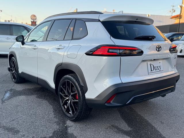 カローラクロス ＧＲスポーツ　登録済未使用車　電動リアゲート　パノラマルーフ　アダプティブハイビーム　ＧＲ専用レッドキャリパー　パノラミックビューモニター　ＢＳＭ　ハンドルヒーター　ナノイーＸ　　アルミペダル　純正１９ＡＷ（15枚目）